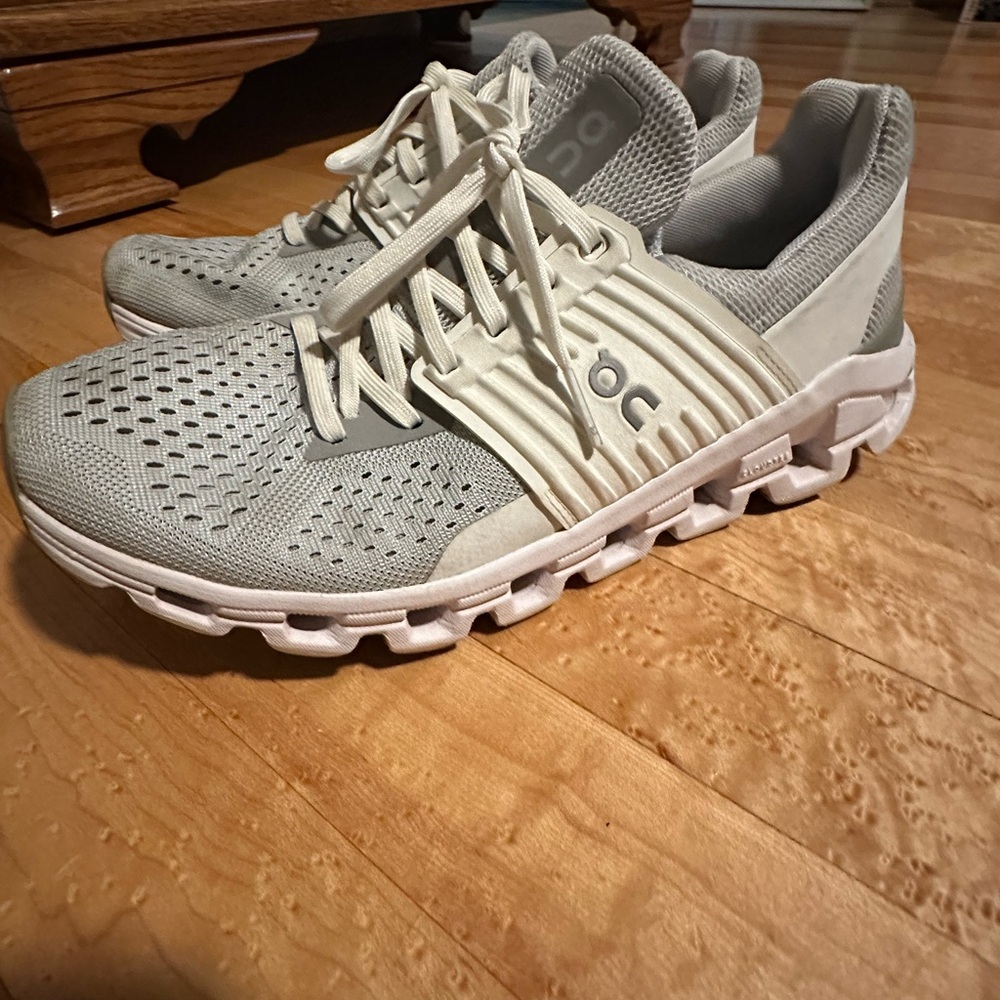 ON Running Light Gray Sneakers size 9